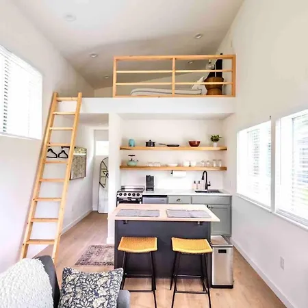 Extended Stay Retreat - Cozy Yet Spacious Tiny Gem
